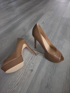 New GUESS Tan Heels. .sz 8.5